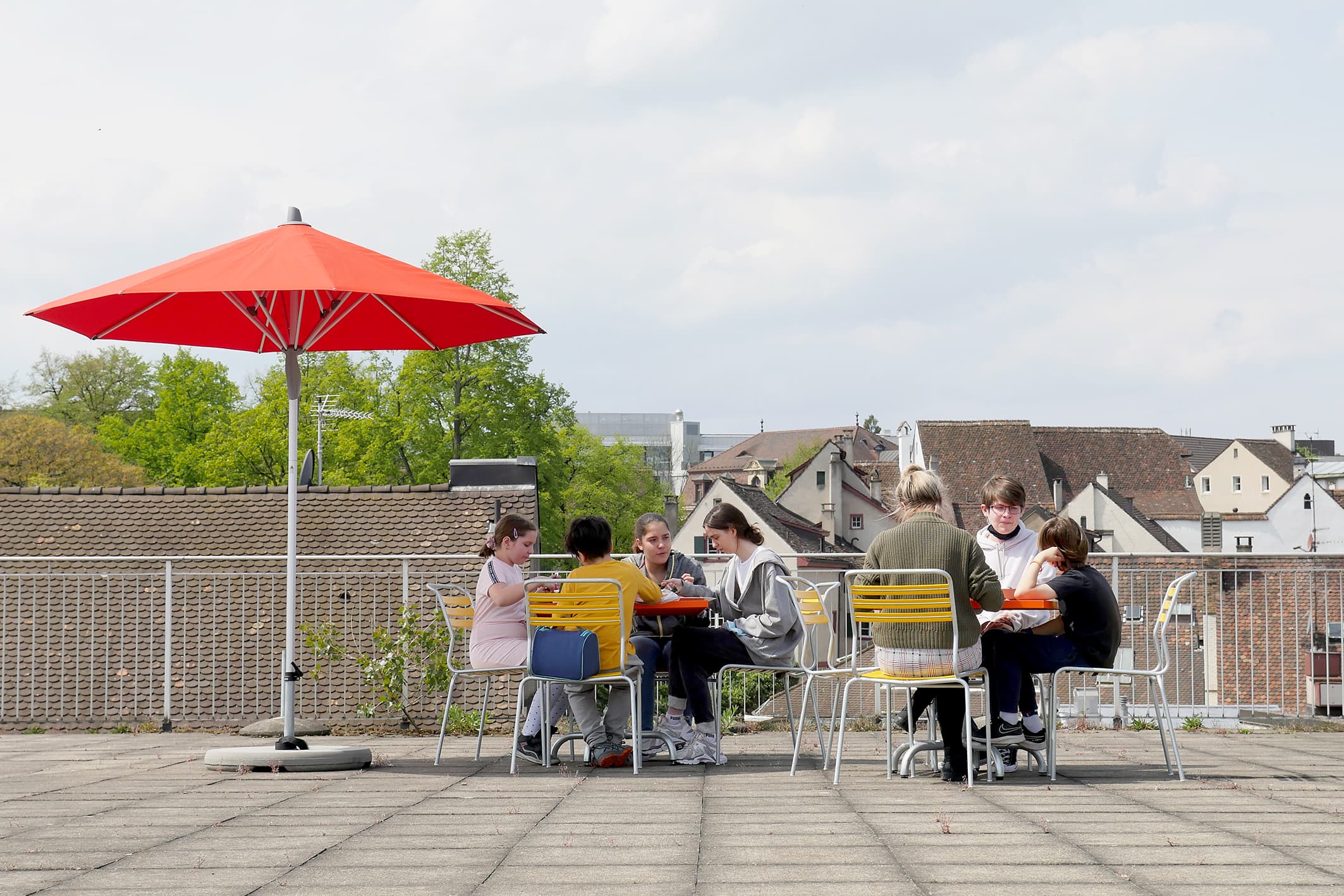 OlympIQ Schüler:innen beim Mittagessen